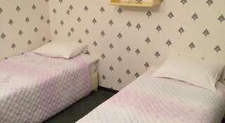 Гостиница ВМ - Центральная Магадан Односпальная кровать в общем номере с 2 кроватями-3