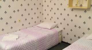 Гостиница ВМ - Центральная Магадан Односпальная кровать в общем номере с 2 кроватями-2